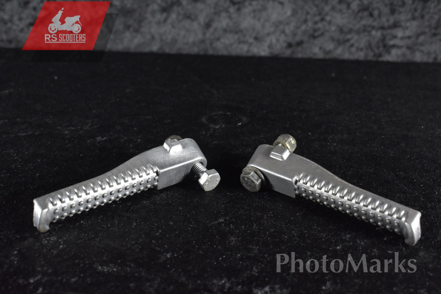 Fußrasten links + rechts inkl. Montagematerial Original Peugeot Speedfight 1 / Speedfight 2