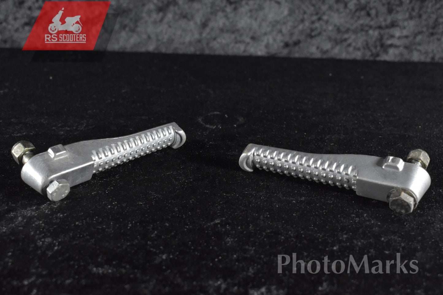 Fußrasten links + rechts inkl. Montagematerial Original Peugeot Speedfight 1 / Speedfight 2