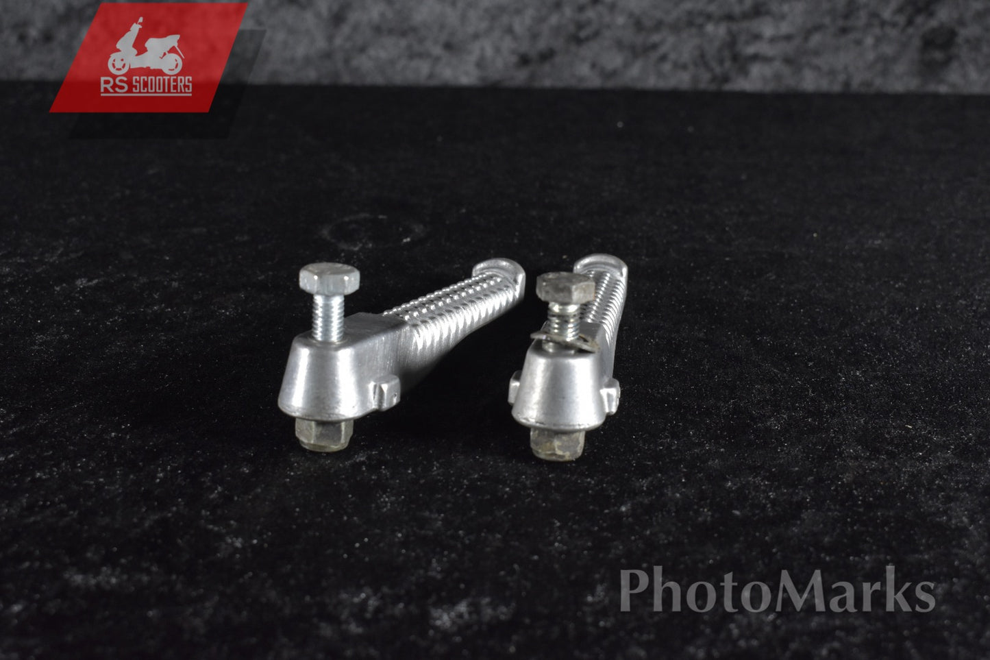 Fußrasten links + rechts inkl. Montagematerial Original Peugeot Speedfight 1 / Speedfight 2